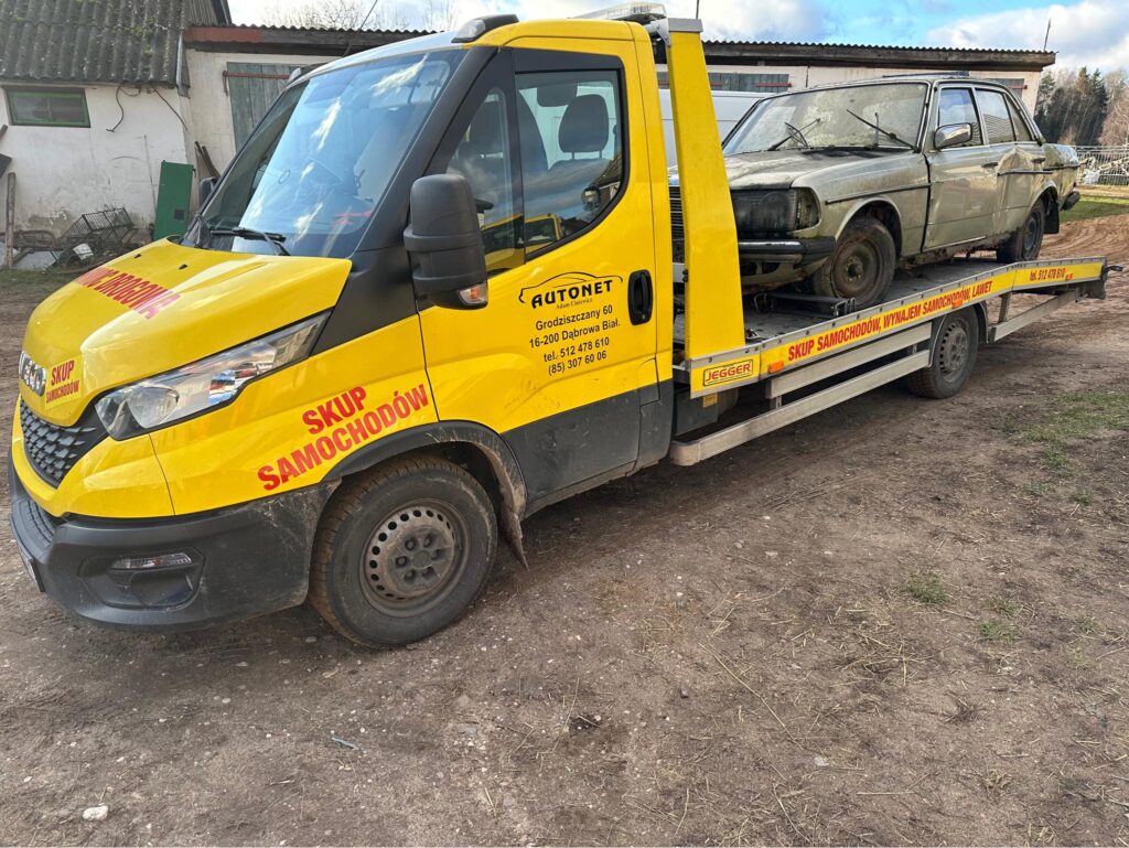 Transport auta lawetą w okolicach Różanystok